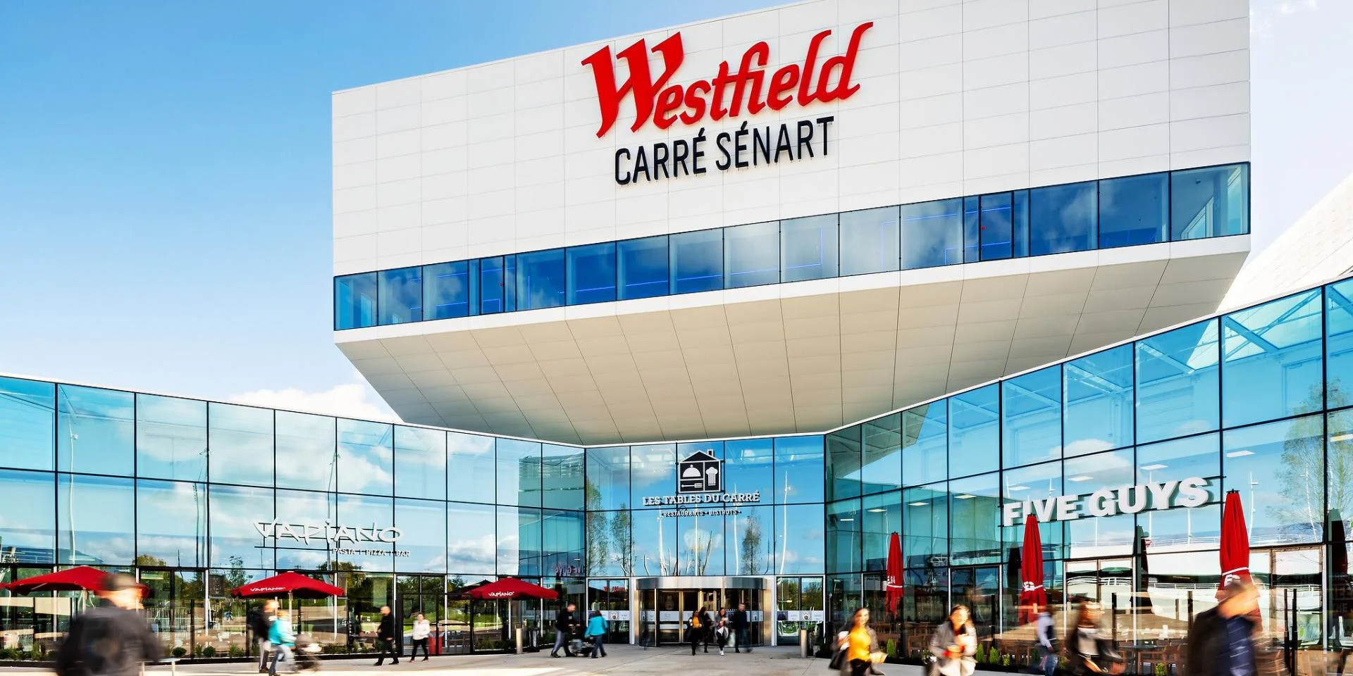 Village de Noël du centre commercial Westfield Carré Sénart avec ses chalets illuminés, décorations féeriques et ambiance festive au cœur de la galerie marchande