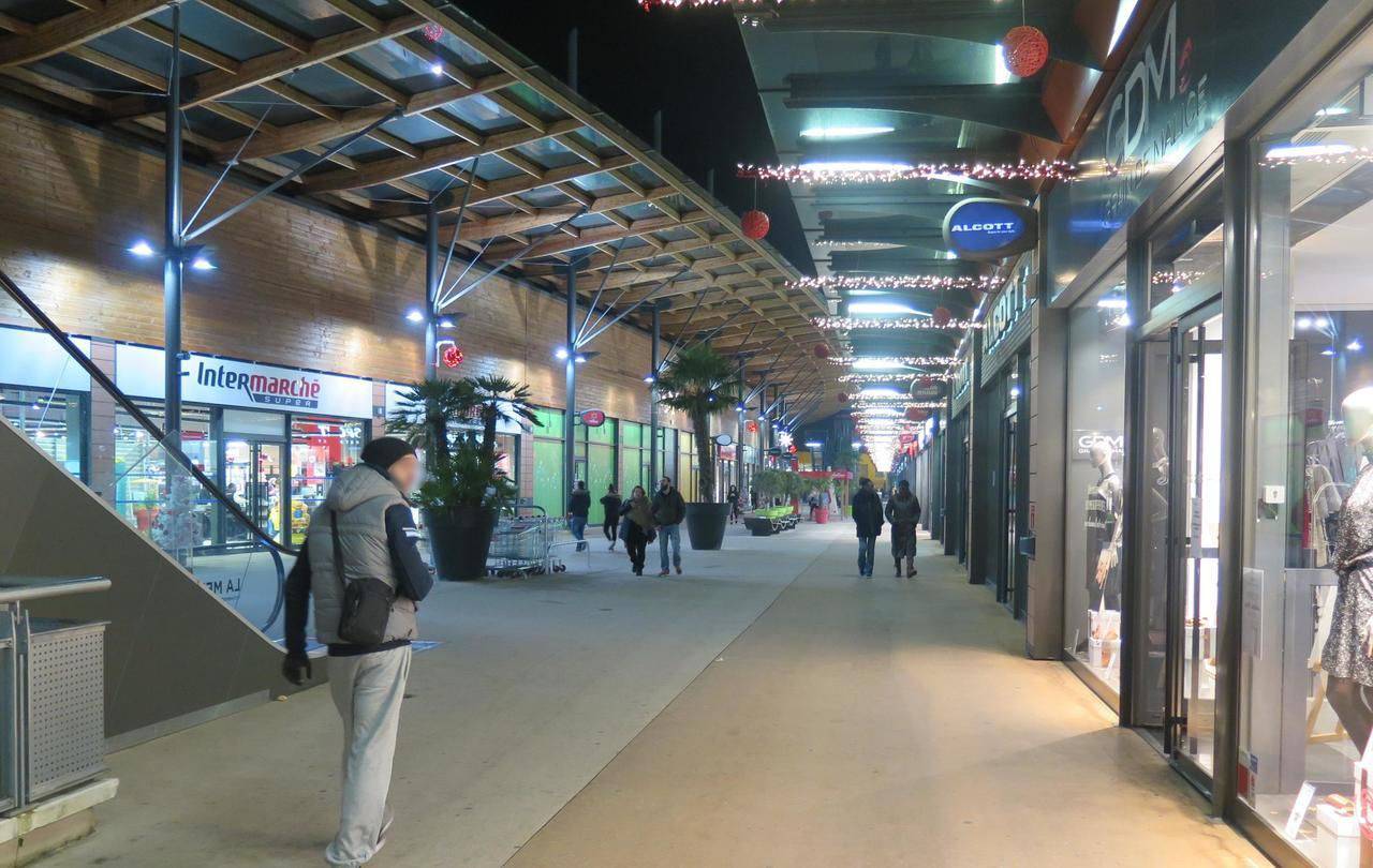 Marché de Noël du centre commercial Les Armoiries à Bry-sur-Marne avec ses chalets illuminés, décorations féeriques et ambiance chaleureuse dans la galerie marchande