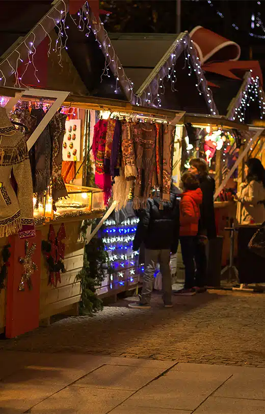 Marché de Noël de Brest avec ses chalets illuminés, décorations festives et ambiance chaleureuse sur la place de la Liberté