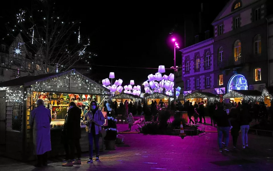 Marché de Noël de Saint-Brieuc avec ses chalets illuminés, décorations festives et ambiance conviviale sur la place du Général de Gaulle