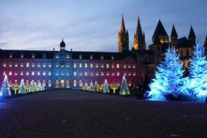Marché de Noël de Caen avec ses chalets illuminés, décorations féeriques et ambiance chaleureuse sur la place Saint-Sauveur