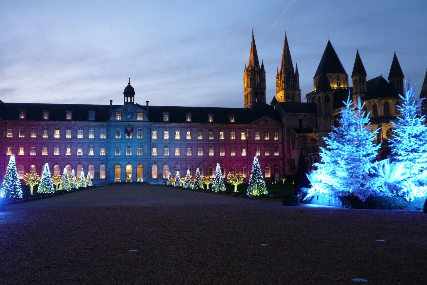 Marché de Noël de Caen avec ses chalets illuminés, décorations féeriques et ambiance chaleureuse sur la place Saint-Sauveur