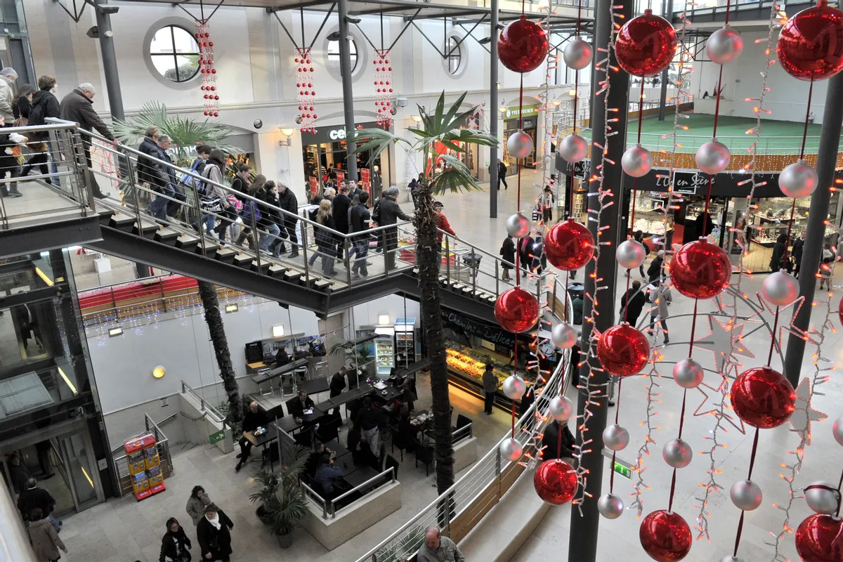 Marché de Noël du centre commercial Les 4 Chemins à Vichy avec ses chalets illuminés, décorations féeriques et ambiance chaleureuse dans la galerie marchande