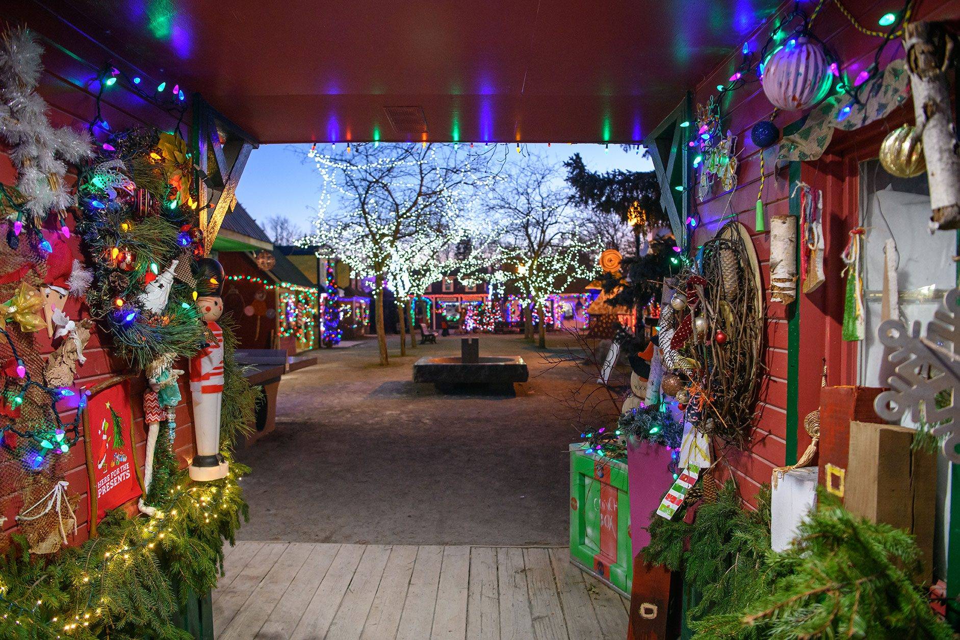 Marché de Noël de Laval avec ses chalets illuminés, décorations féeriques et ambiance magique le long de la Mayenne et en centre-ville