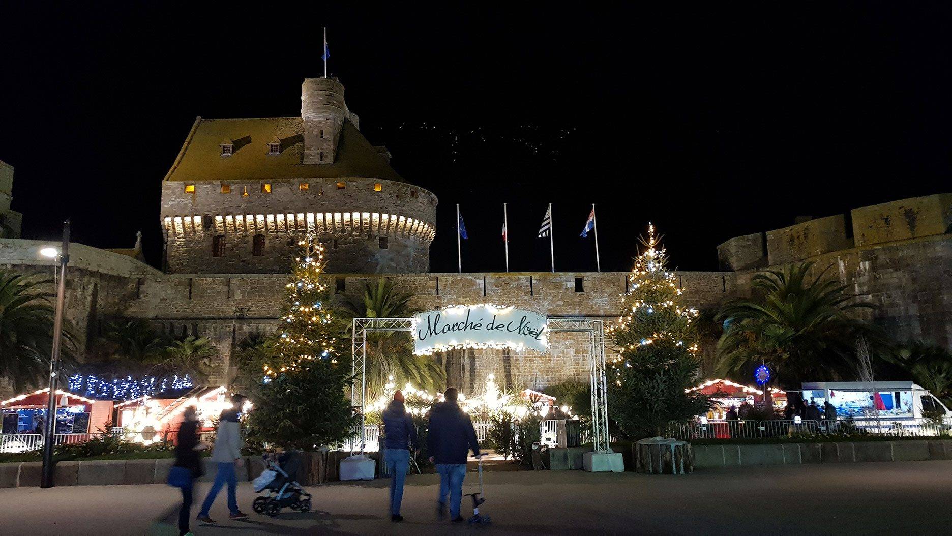 Marché de Noël de Saint-Malo avec ses chalets illuminés, décorations féeriques et ambiance festive dans la cité corsaire intra-muros