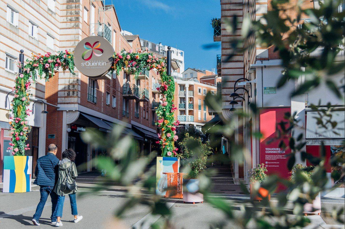 Village de Noël du centre commercial Espace Saint Quentin avec ses chalets illuminés, décorations féeriques, animations pour enfants et ambiance festive au cœur de la galerie commerçante