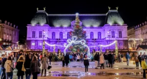 Marché de Noël de Rennes avec ses chalets illuminés, décorations féeriques et ambiance festive sur la place du Parlement de Bretagne
