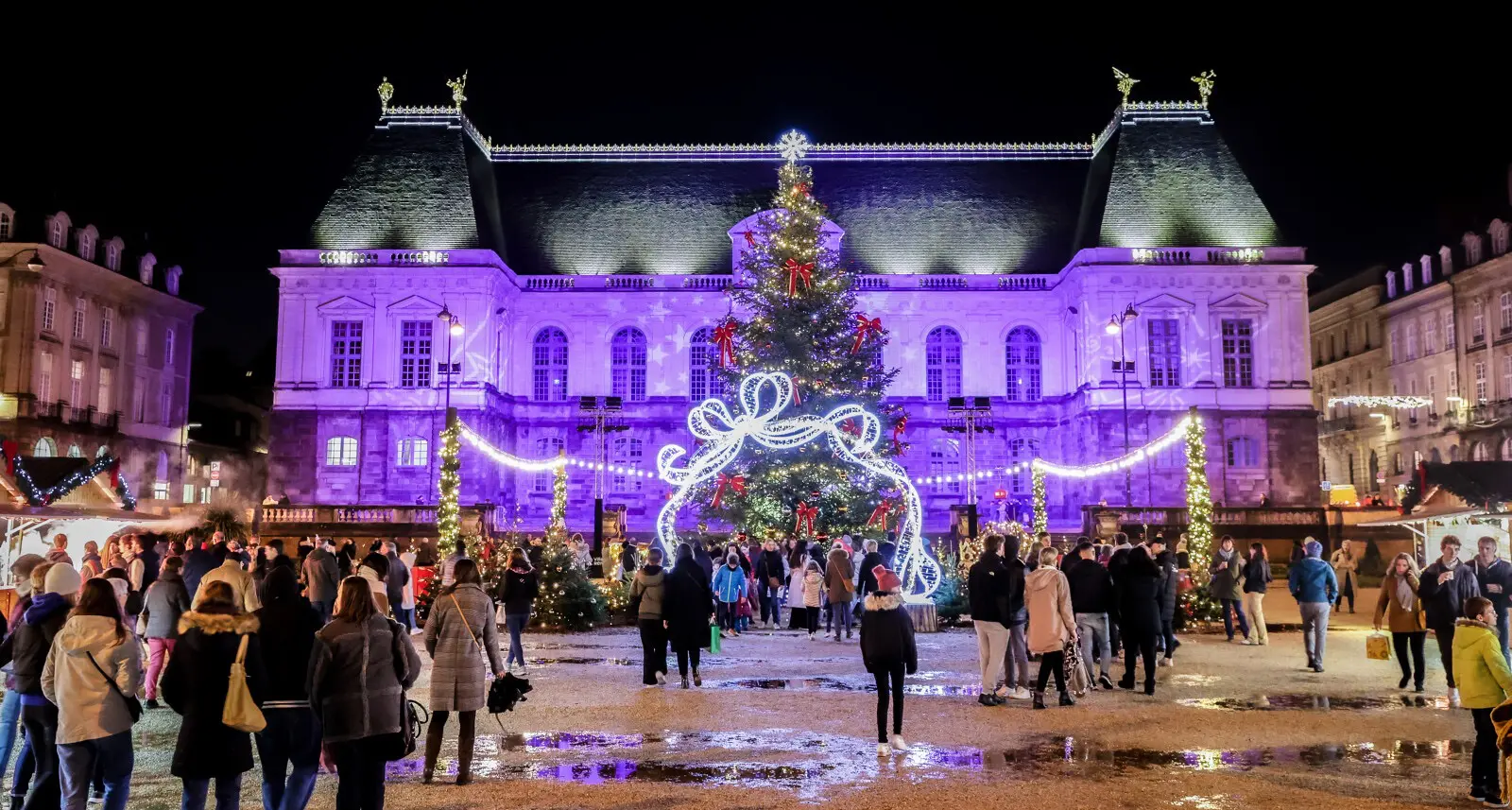 Marché de Noël de Rennes avec ses chalets illuminés, décorations féeriques et ambiance festive sur la place du Parlement de Bretagne
