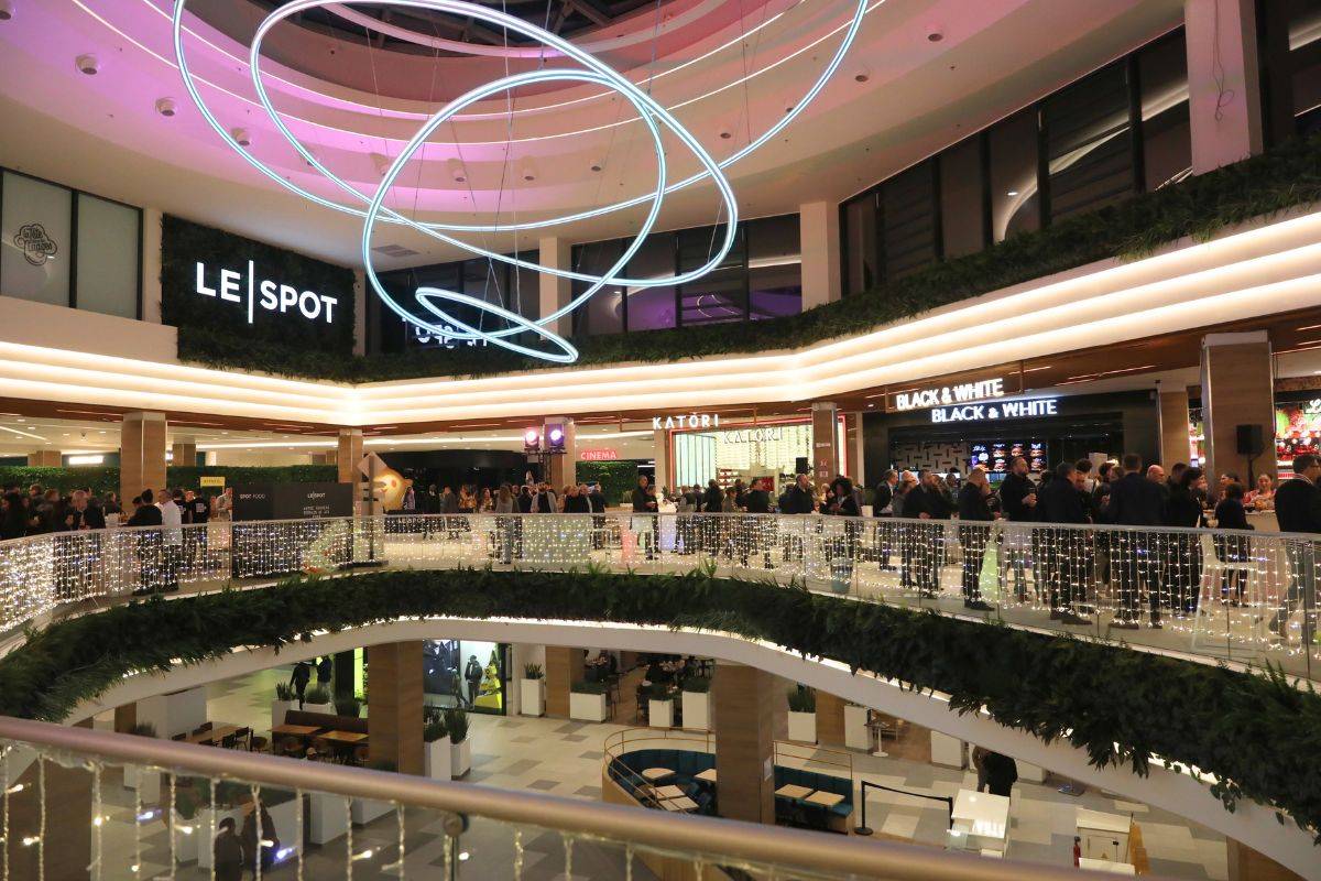 Village de Noël du centre commercial SPOT Évry 2 avec ses chalets illuminés, décorations féeriques, animations pour enfants et ambiance festive au cœur de la galerie