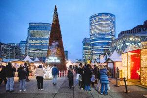 Marché de Noël de Paris La Défense avec ses chalets illuminés, grande roue et ambiance féerique au pied des gratte-ciel du quartier d’affaires