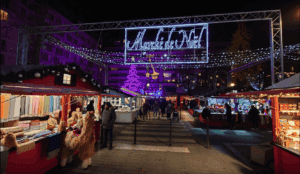 Marché de Noël de Boulogne-Billancourt avec ses chalets illuminés, décorations festives et ambiance conviviale sur la Grand-Place