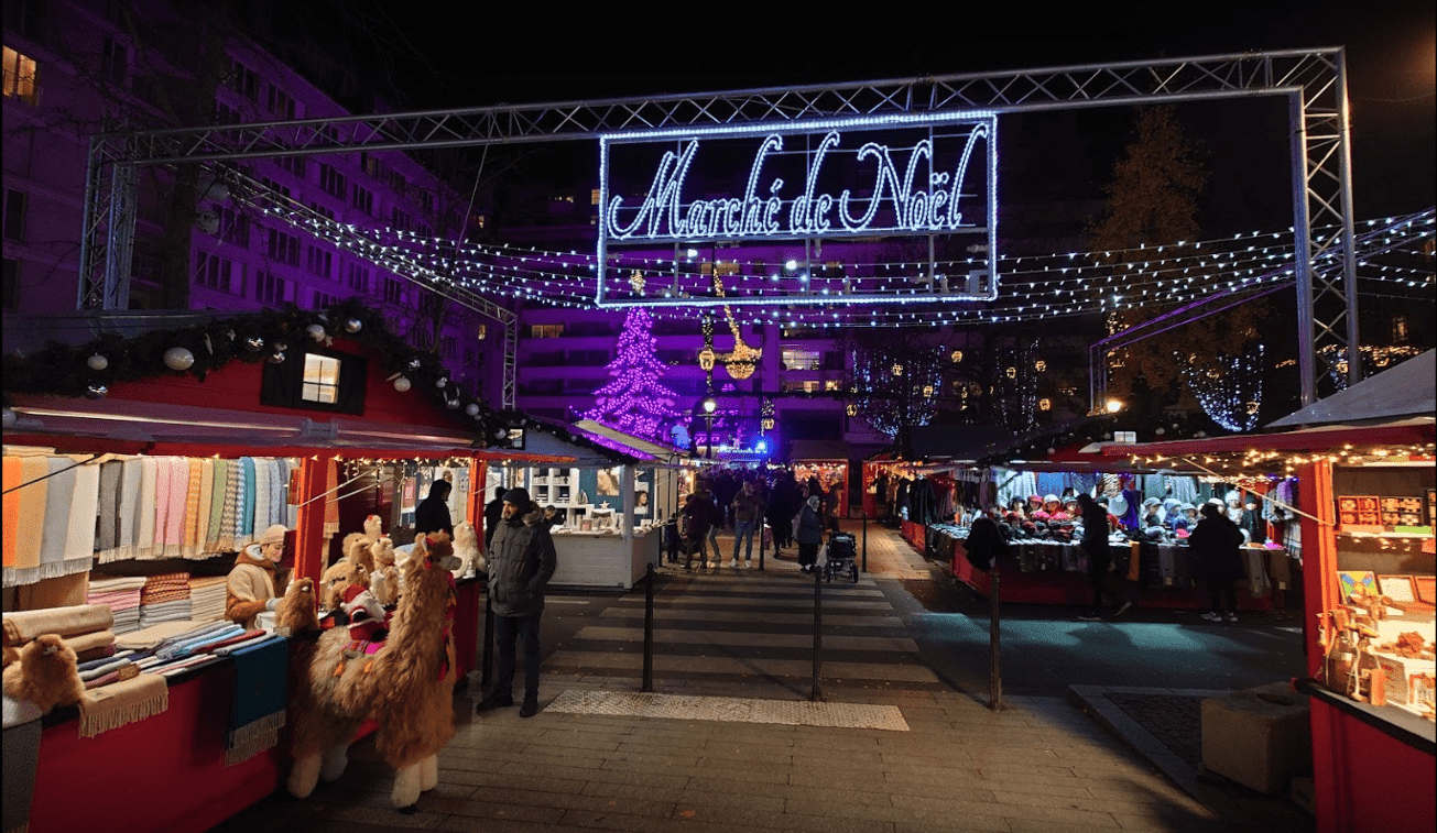 Marché de Noël de Boulogne-Billancourt avec ses chalets illuminés, décorations festives et ambiance conviviale sur la Grand-Place