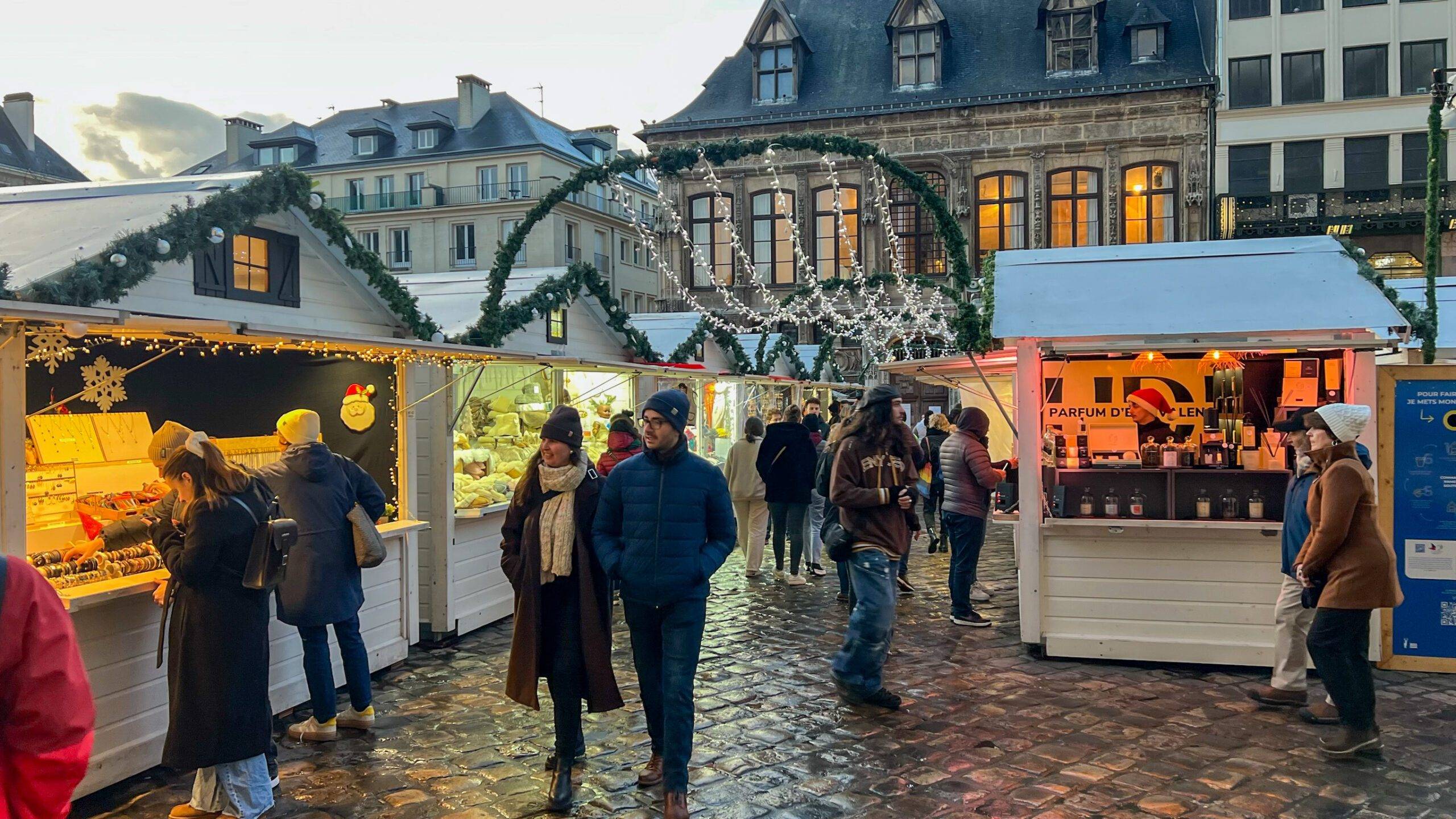 Marché de Noël de Rouen avec ses chalets illuminés, artisans locaux et décorations festives en plein cœur de la Normandie