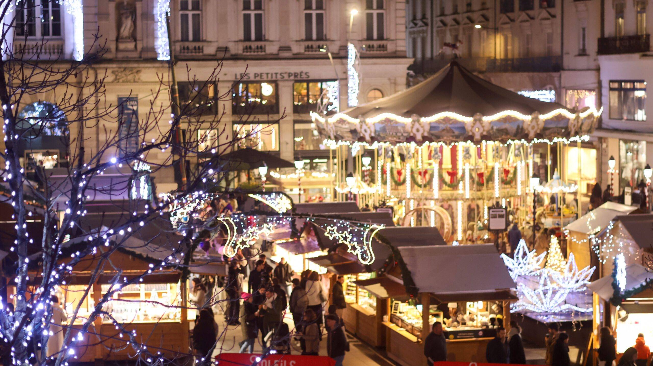 Marché de Noël d’Angers avec ses chalets illuminés, décorations féeriques et ambiance chaleureuse sur la place du Ralliement