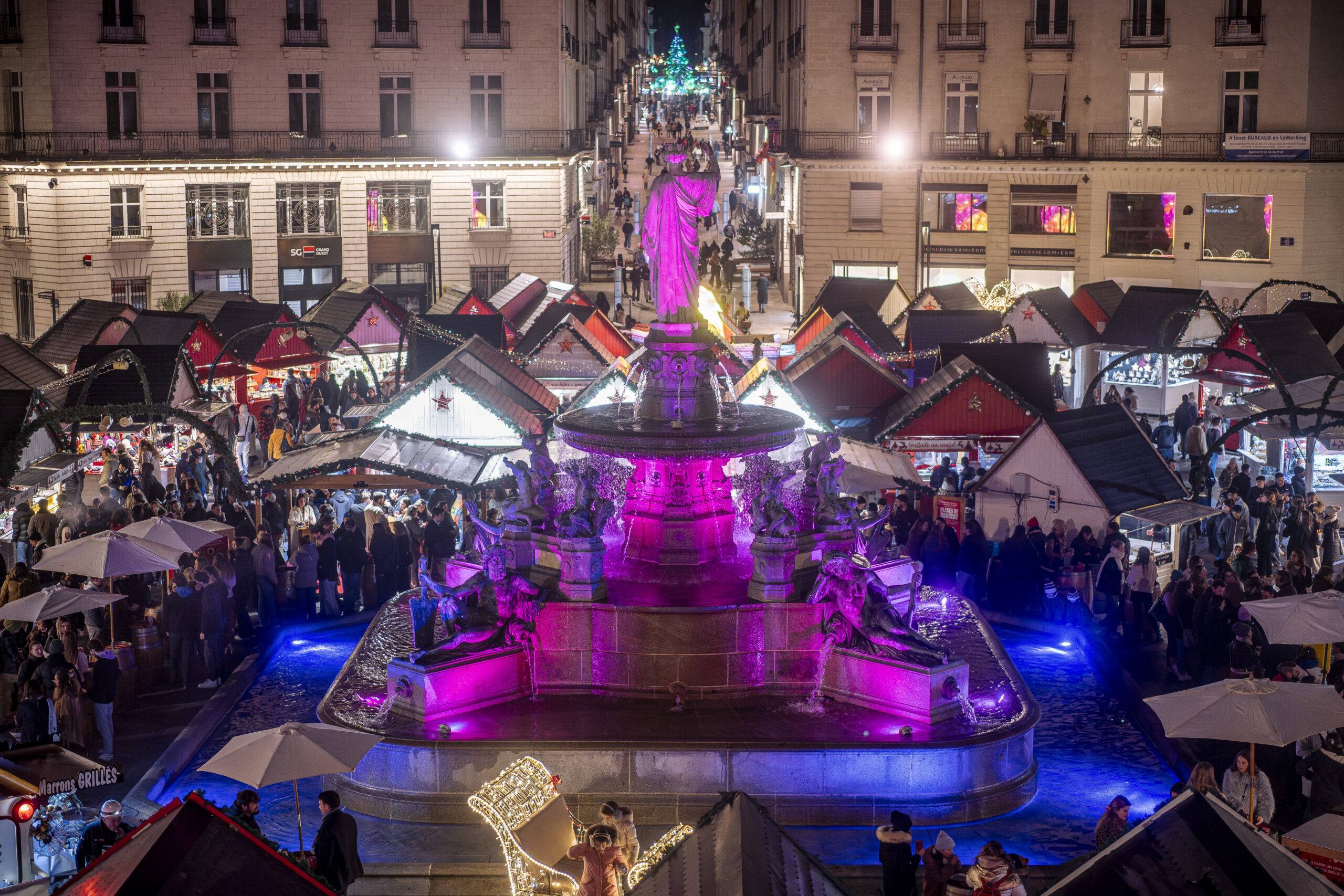 Marché de Noël de Nantes avec ses chalets illuminés, décorations féeriques et ambiance chaleureuse sur la place Royale et la place du Commerce