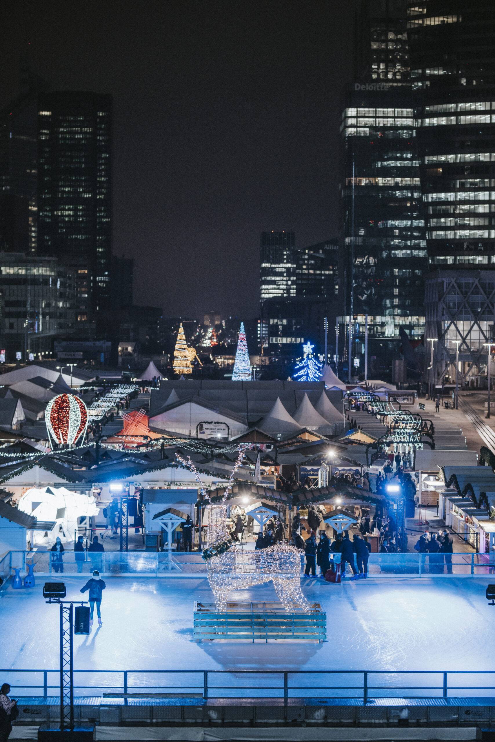 Marché de Noël de Paris La Défense avec ses chalets illuminés, grande roue et ambiance féerique au pied des gratte-ciel du quartier d’affaires