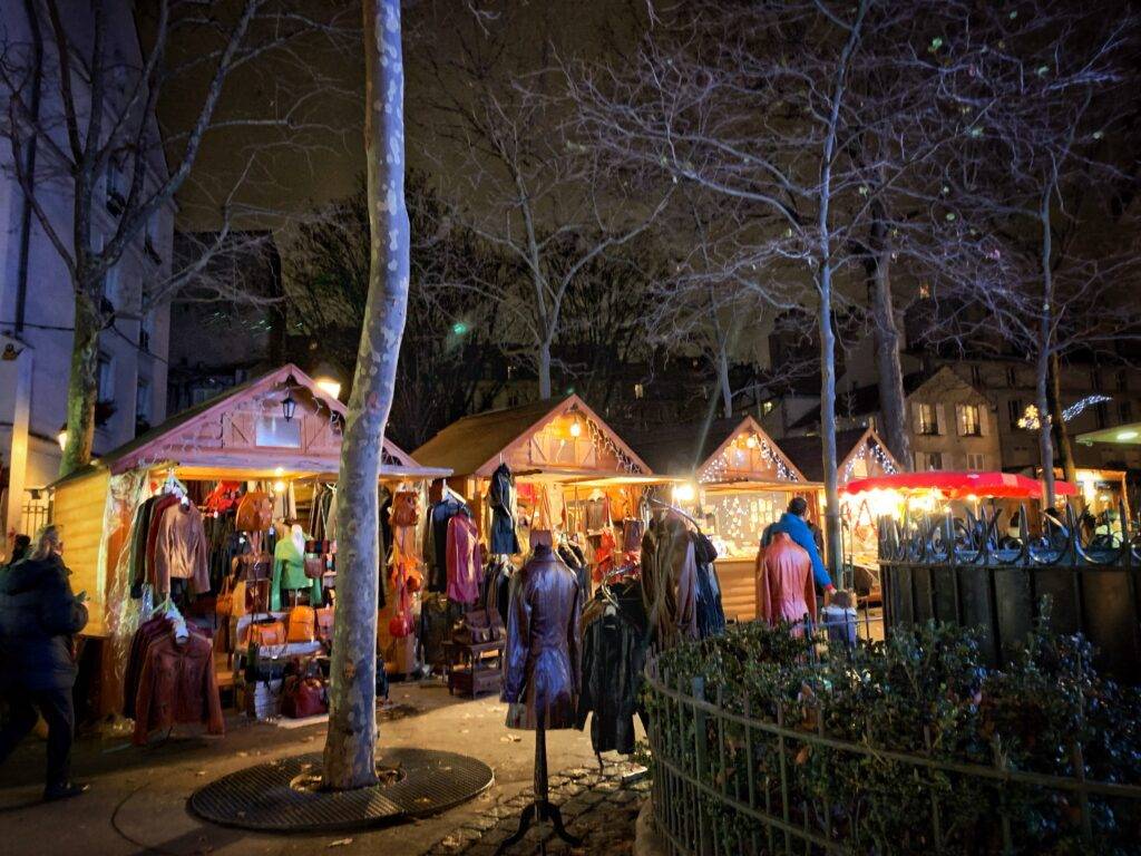 Marché de Noël des Abbesses à Paris avec ses chalets illuminés, produits artisanaux et ambiance chaleureuse au cœur de Montmartre