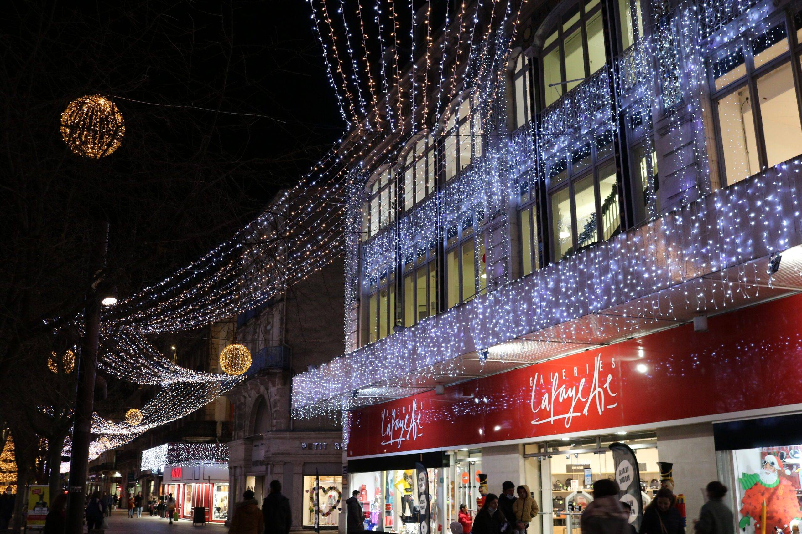 Marché de Noël d’Agen avec ses chalets illuminés, animations familiales et ambiance festive sur le boulevard de la République et dans le centre-ville