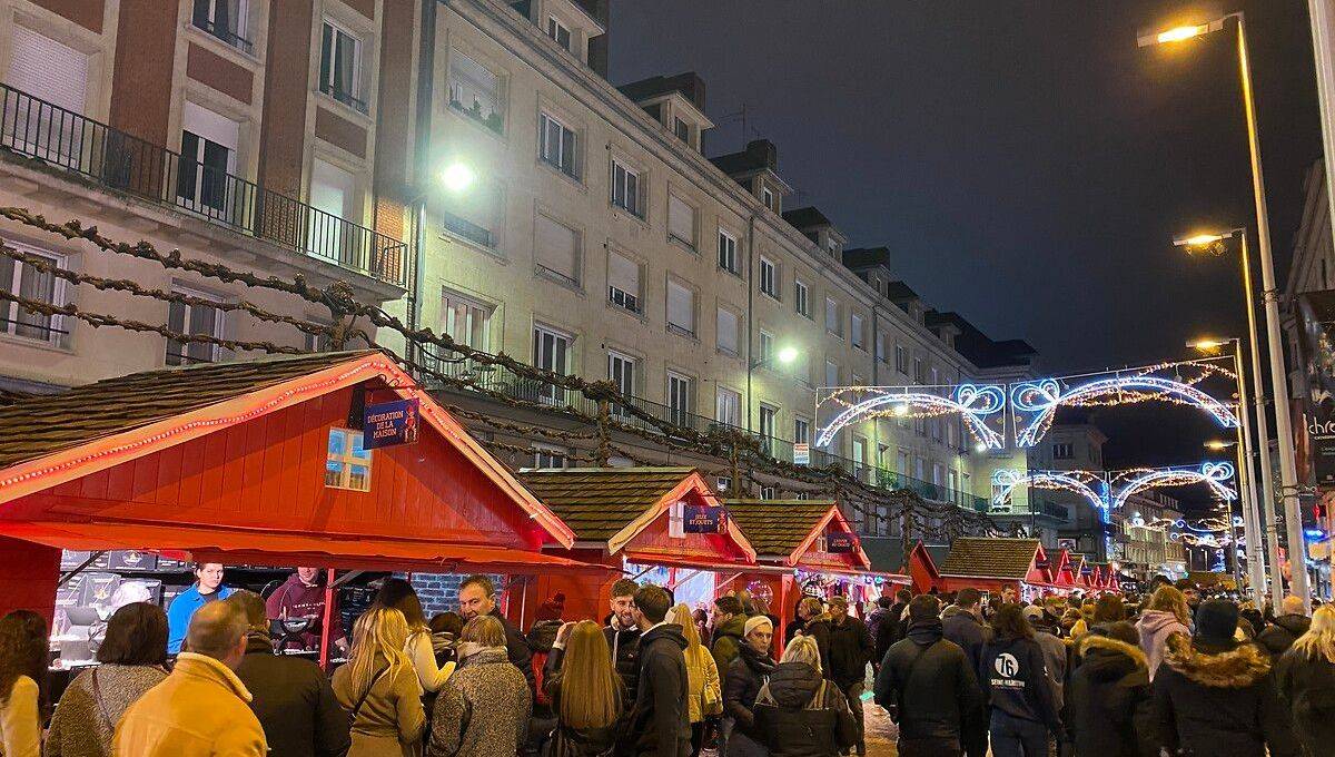 Marché de Noël d’Amiens avec ses chalets illuminés, grande roue et ambiance féerique dans le centre-ville de la Somme