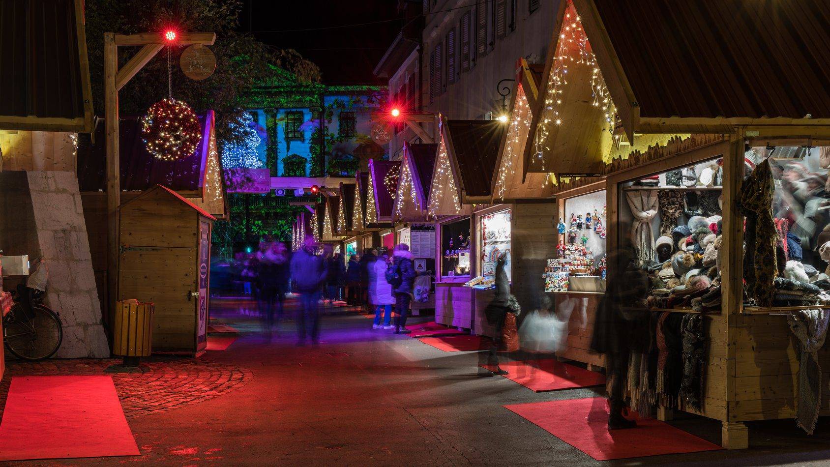 Marché de Noël d’Annecy avec ses chalets illuminés, décorations féeriques et ambiance magique autour du lac et dans le centre historique