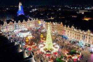 Marché de Noël d’Arras avec ses chalets en bois, grande roue illuminée et ambiance féerique sur la Grand-Place