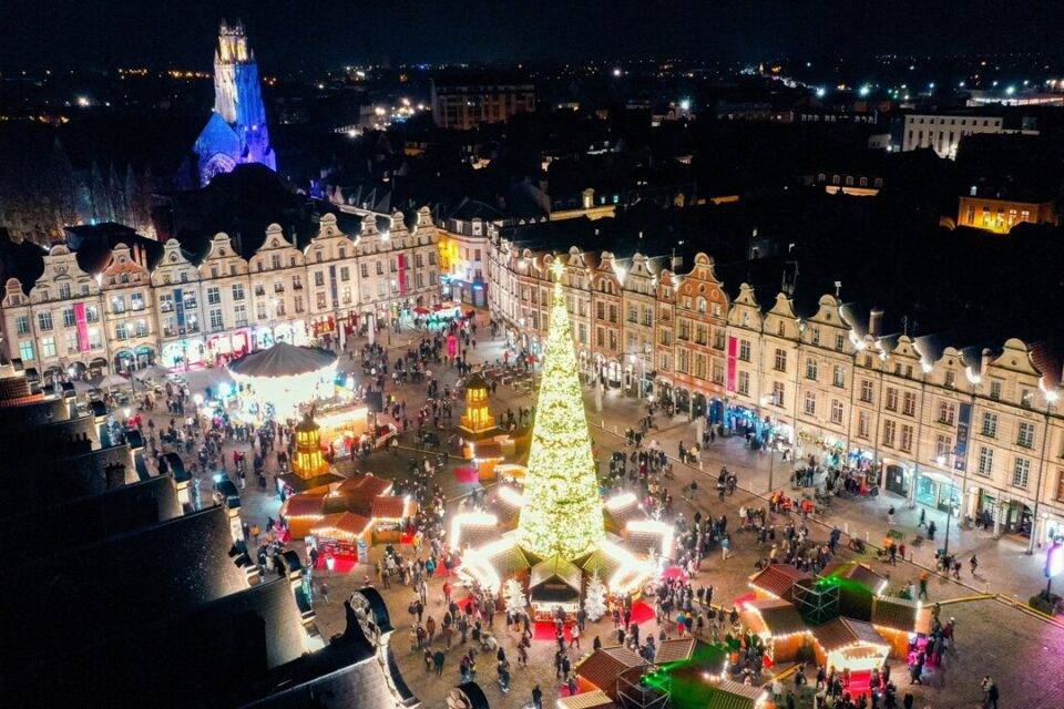 Marché de Noël d’Arras avec ses chalets en bois, grande roue illuminée et ambiance féerique sur la Grand-Place