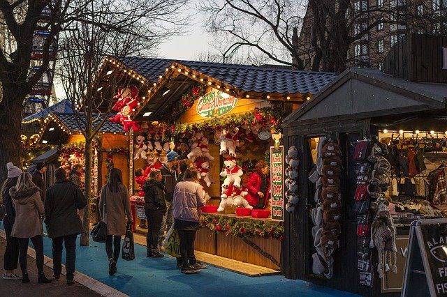 Marché de Noël d’Auxerre avec ses chalets en bois, illuminations festives et ambiance conviviale sur la place de l’Hôtel de Ville
