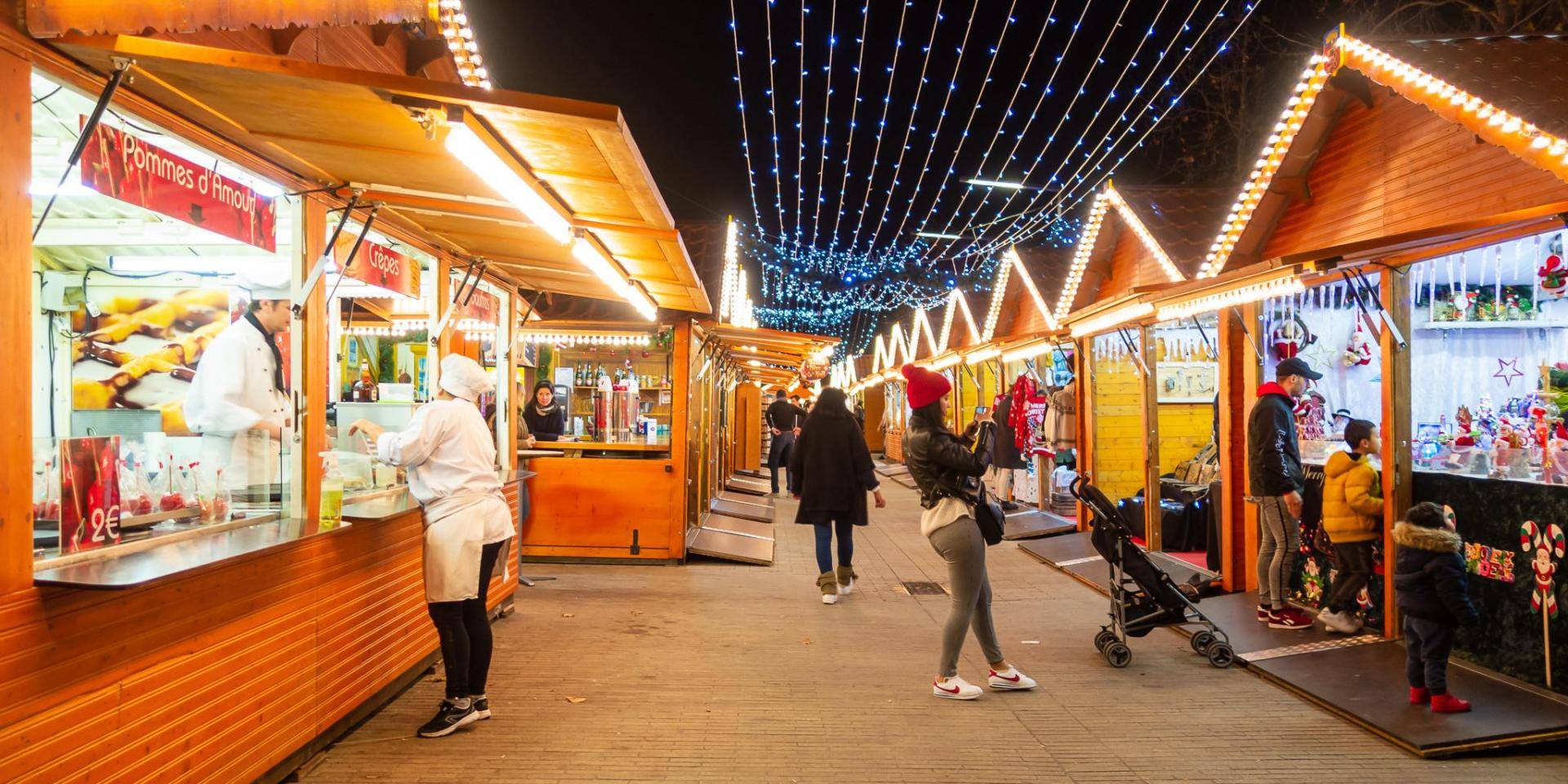 Marché de Noël d’Avignon avec ses chalets illuminés, artisanat provençal et ambiance féerique sur la place de l’Horloge et dans les rues du centre historique