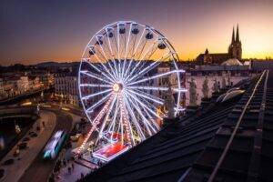 Marché de Noël de Bayonne avec ses chalets illuminés, décorations basques et ambiance festive sur les quais de la Nive et dans le centre historique