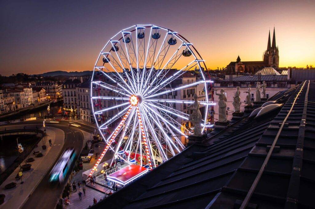 Marché de Noël de Bayonne avec ses chalets illuminés, décorations basques et ambiance festive sur les quais de la Nive et dans le centre historique