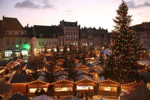 Marché de Noël de Besançon avec ses chalets illuminés, animations festives et ambiance chaleureuse sur la place Granvelle et dans le centre historique