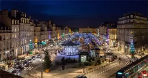 Marché de Noël de Bordeaux avec ses chalets en bois, illuminations festives et ambiance conviviale sur les allées de Tourny