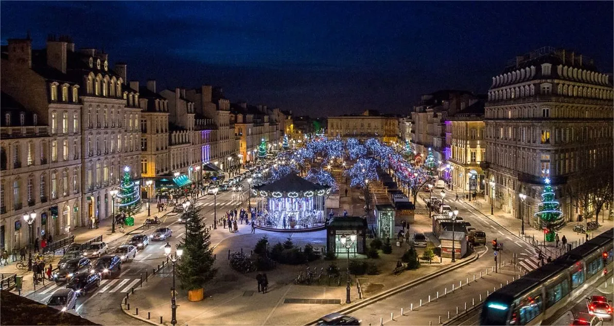 Marché de Noël de Bordeaux avec ses chalets en bois, illuminations festives et ambiance conviviale sur les allées de Tourny
