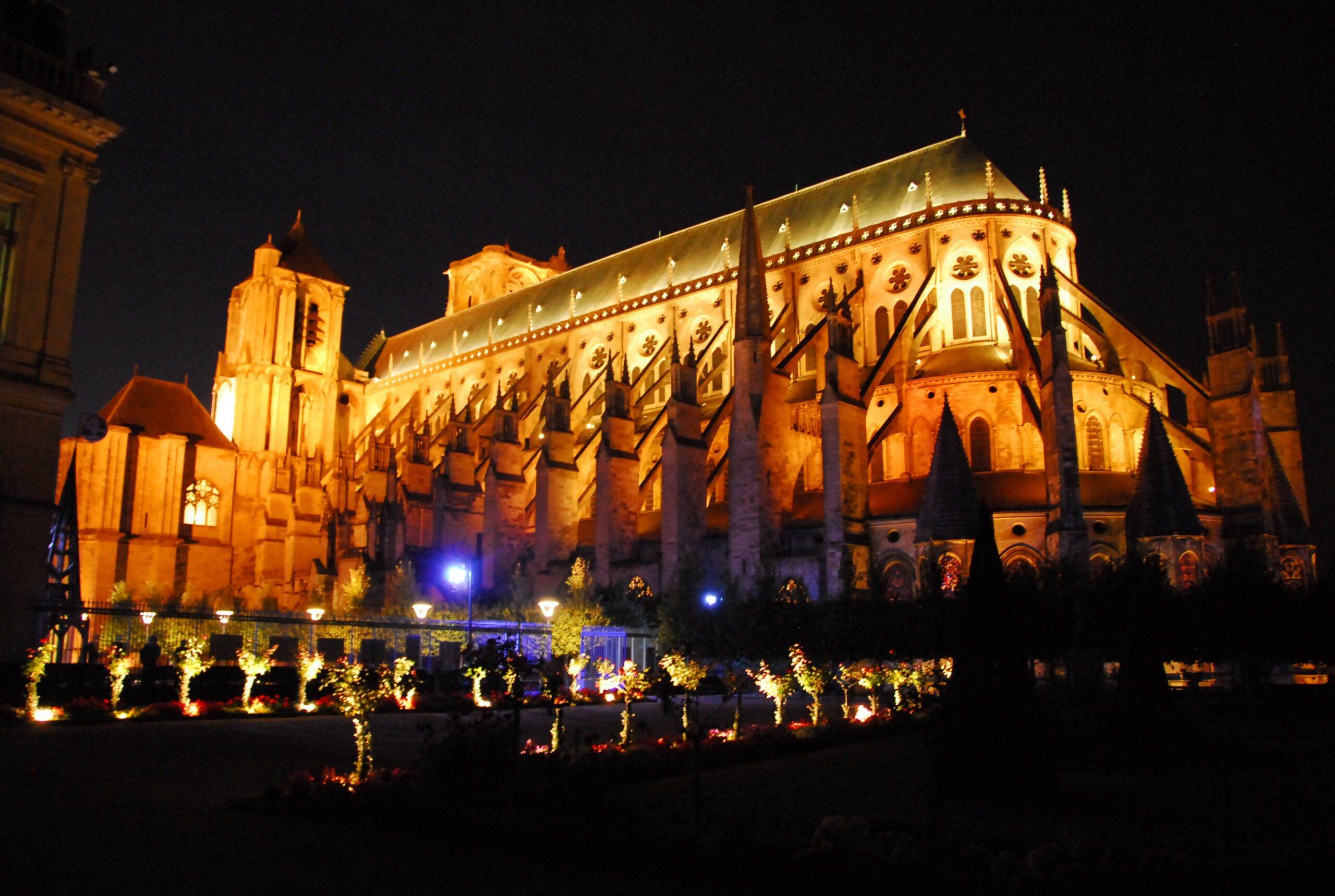 Marché de Noël de Bourges avec ses chalets illuminés, décorations féeriques et ambiance festive autour de la cathédrale Saint-Étienne