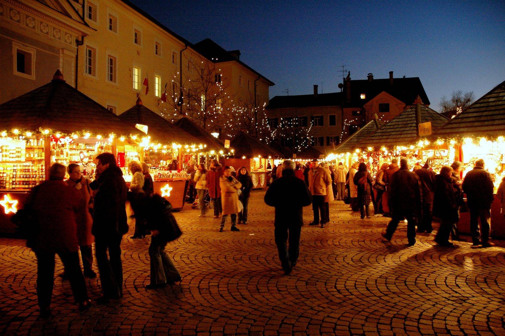 Marché de Noël de Brive-la-Gaillarde avec ses chalets en bois, illuminations festives et ambiance chaleureuse sur la place Charles de Gaulle
