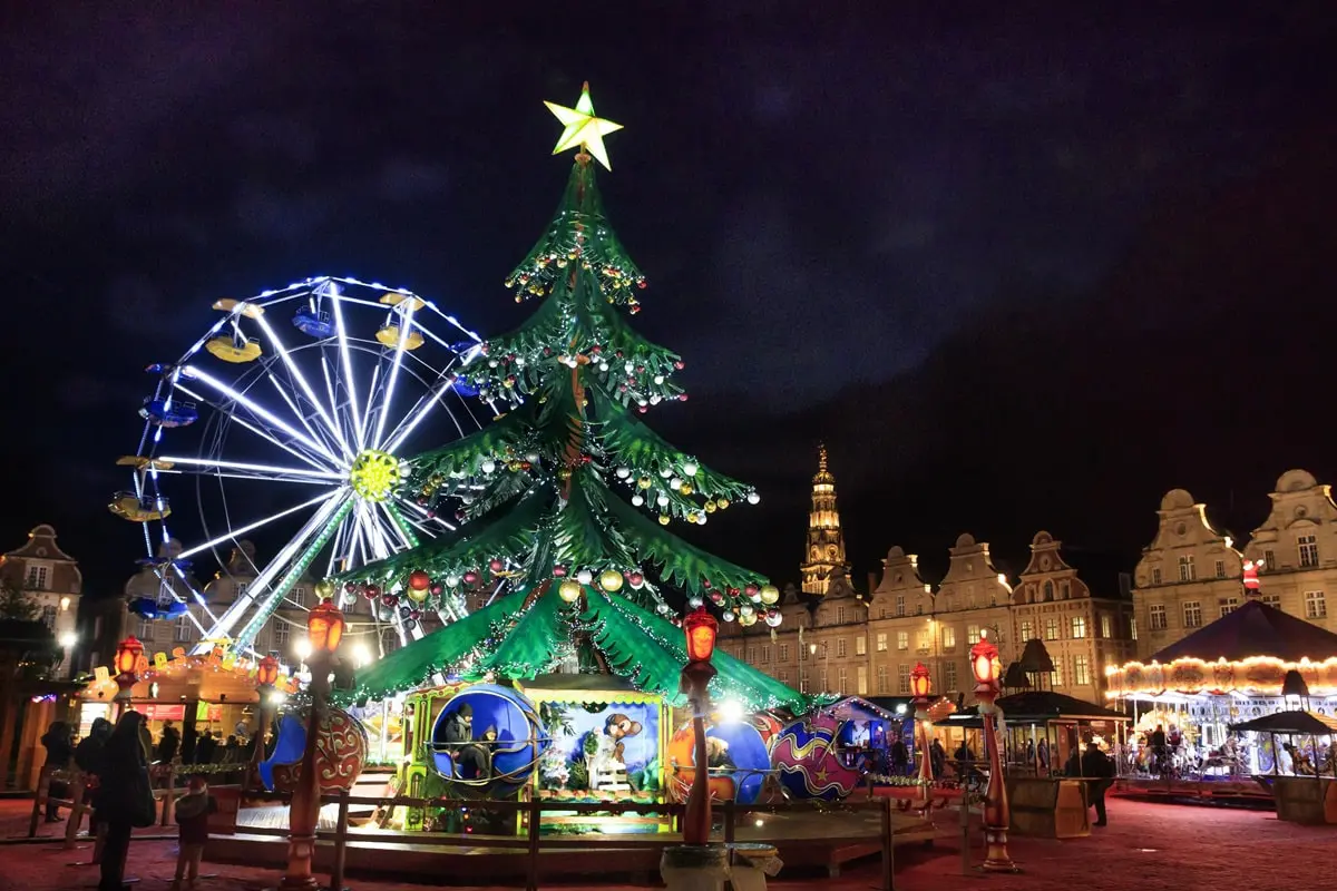 Marché de Noël de Calais avec ses chalets illuminés, décorations féeriques et ambiance festive sur la place d’Armes