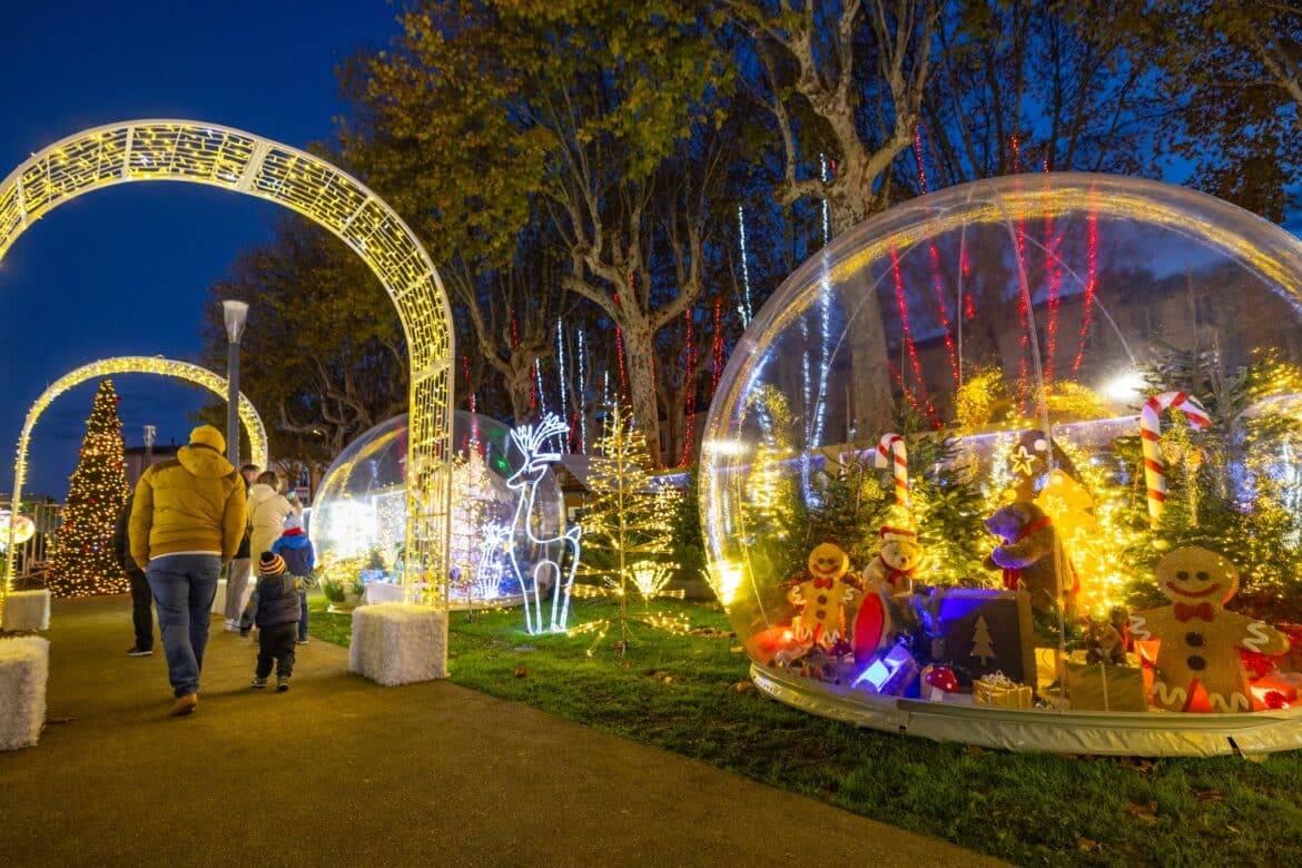 Marché de Noël de Carcassonne avec ses chalets illuminés, décorations féeriques et ambiance magique autour de la Bastide Saint-Louis et de la Cité médiévale