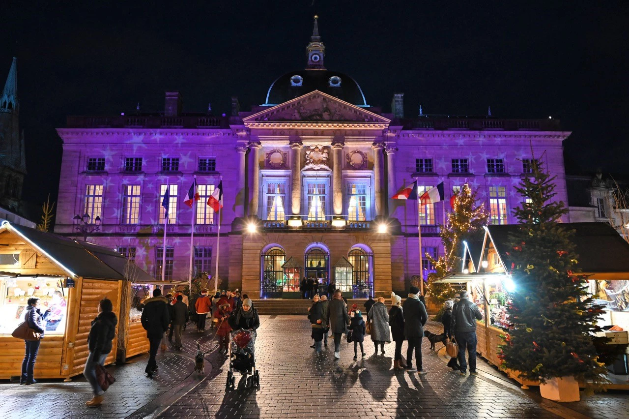 Marché de Noël de Châlons-en-Champagne avec ses chalets illuminés, décorations féeriques et ambiance chaleureuse sur la place Foch