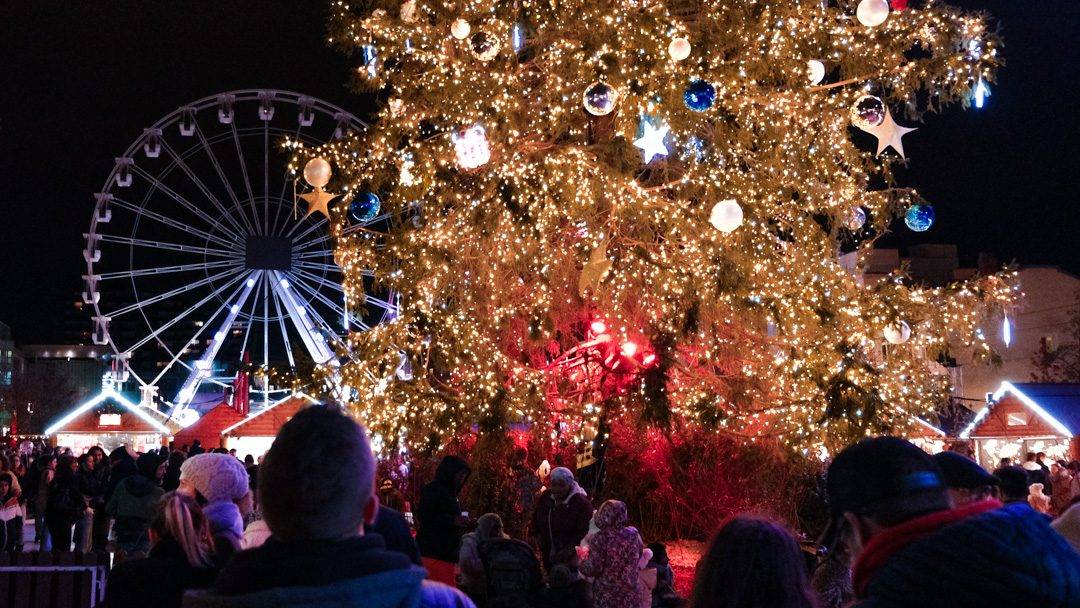 Marché de Noël de Clermont-Ferrand avec ses chalets illuminés, spécialités auvergnates et ambiance festive sur la place de Jaude