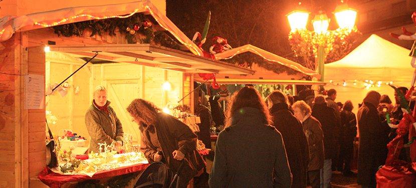 Marché de Noël de Créteil avec ses chalets en bois, décorations lumineuses et ambiance conviviale au cœur du centre-ville