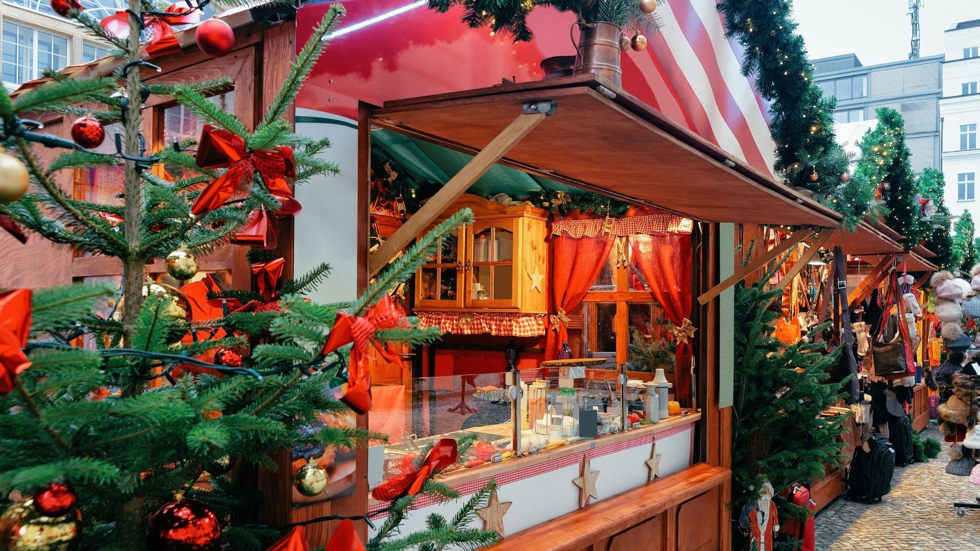 Marché de Noël de la Croix-Rousse avec ses chalets illuminés, produits artisanaux et ambiance chaleureuse sur le plateau lyonnais