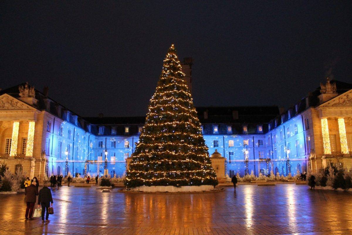 Marché de Noël de Dijon avec ses chalets illuminés, grande roue et ambiance festive sur la place de la Libération et dans les rues piétonnes