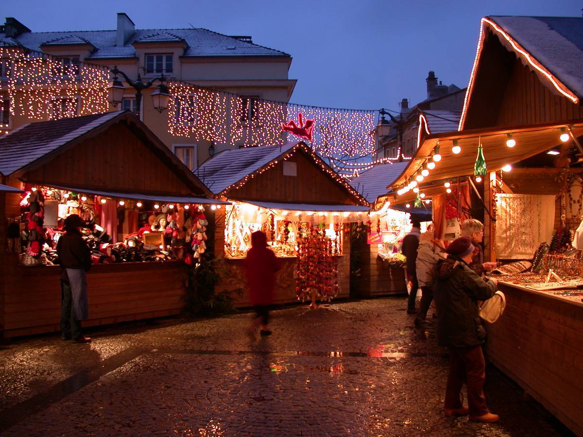 Marché de Noël d'Épinal avec ses chalets illuminés, décorations traditionnelles et ambiance chaleureuse au cœur du centre-ville