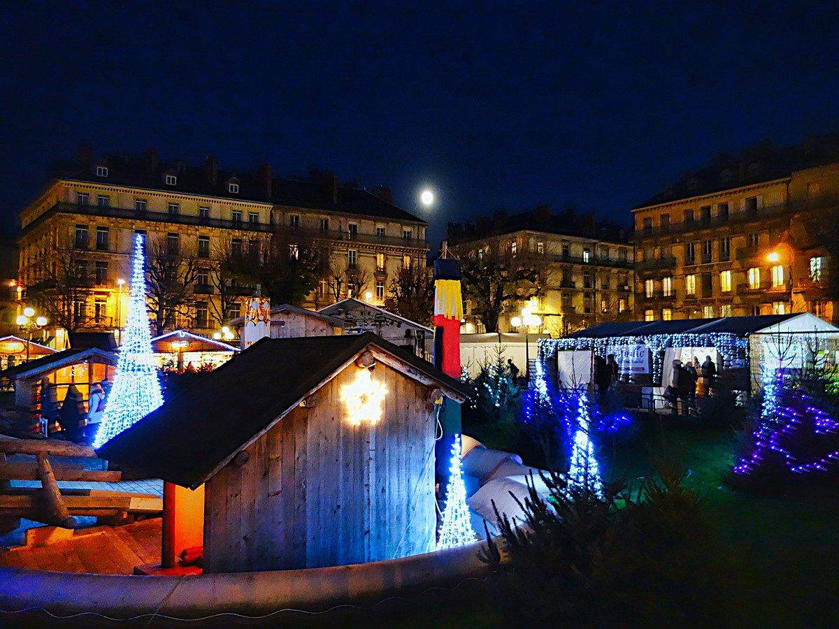 Marché de Noël de Grenoble avec ses chalets illuminés, spécialités artisanales et ambiance féerique sur les places Victor Hugo et Grenette