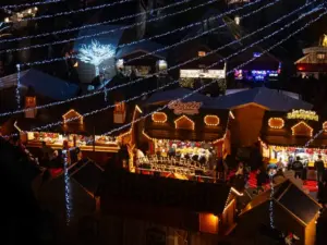 Marché de Noël de Lille avec ses chalets en bois, illuminations féeriques et ambiance festive sur la Grand-Place