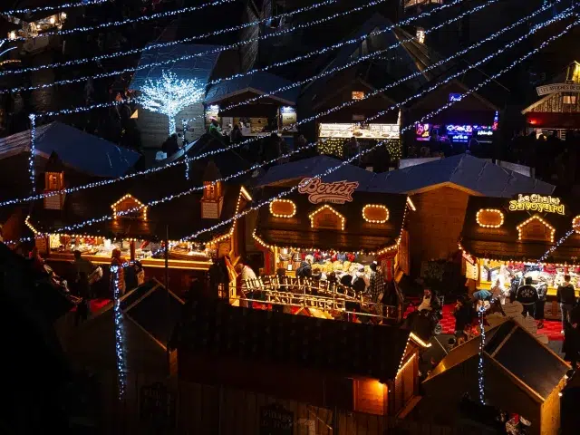 Marché de Noël de Lille avec ses chalets en bois, illuminations féeriques et ambiance festive sur la Grand-Place