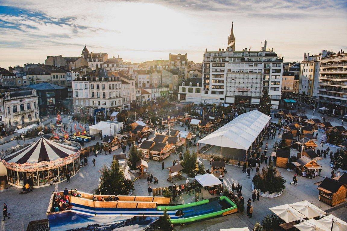 Marché de Noël de Limoges avec ses chalets illuminés, décorations féeriques et ambiance festive sur la place de la République