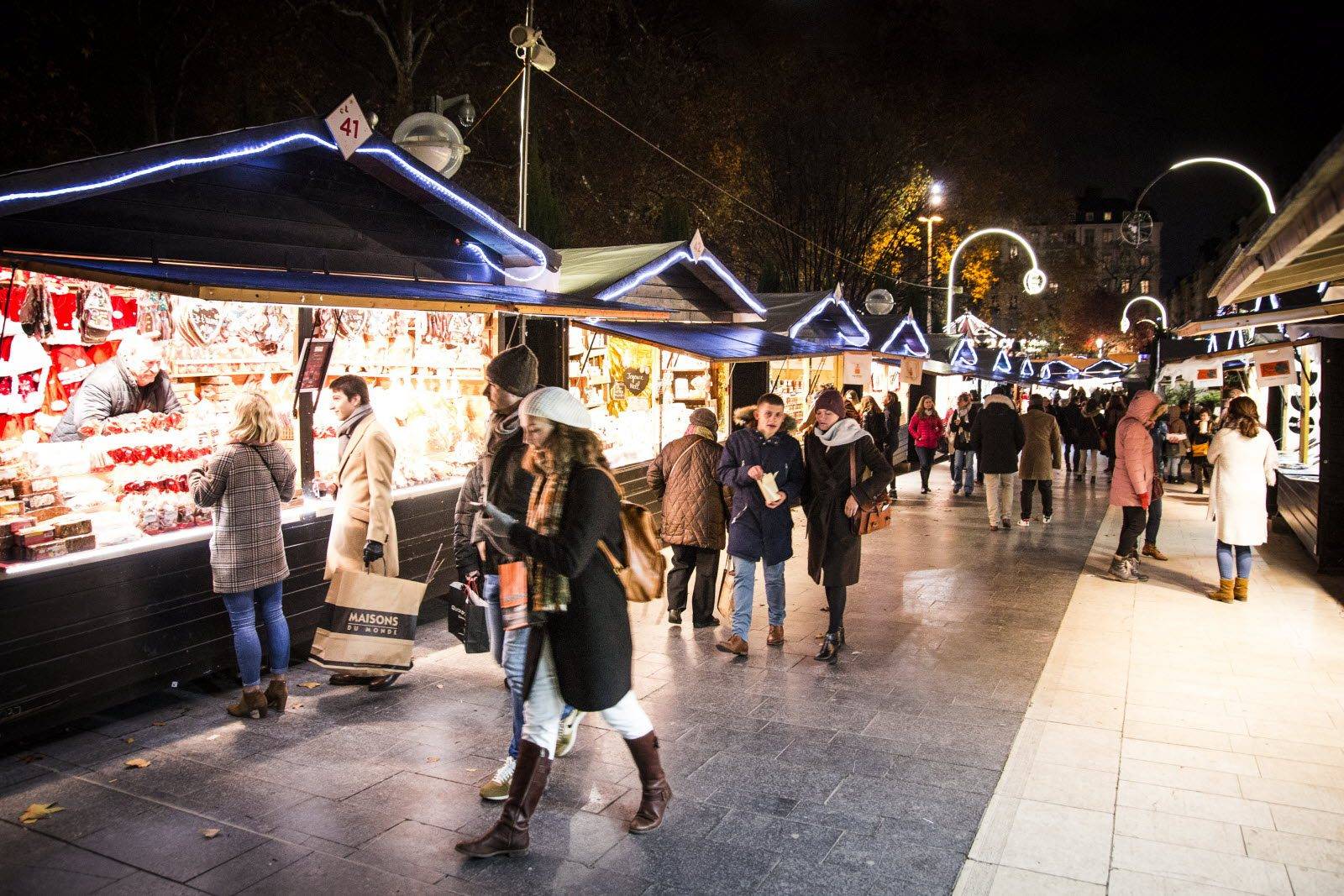 Marché de Noël de Lyon Carnot avec ses chalets illuminés, produits artisanaux et ambiance festive au cœur du quartier Perrache