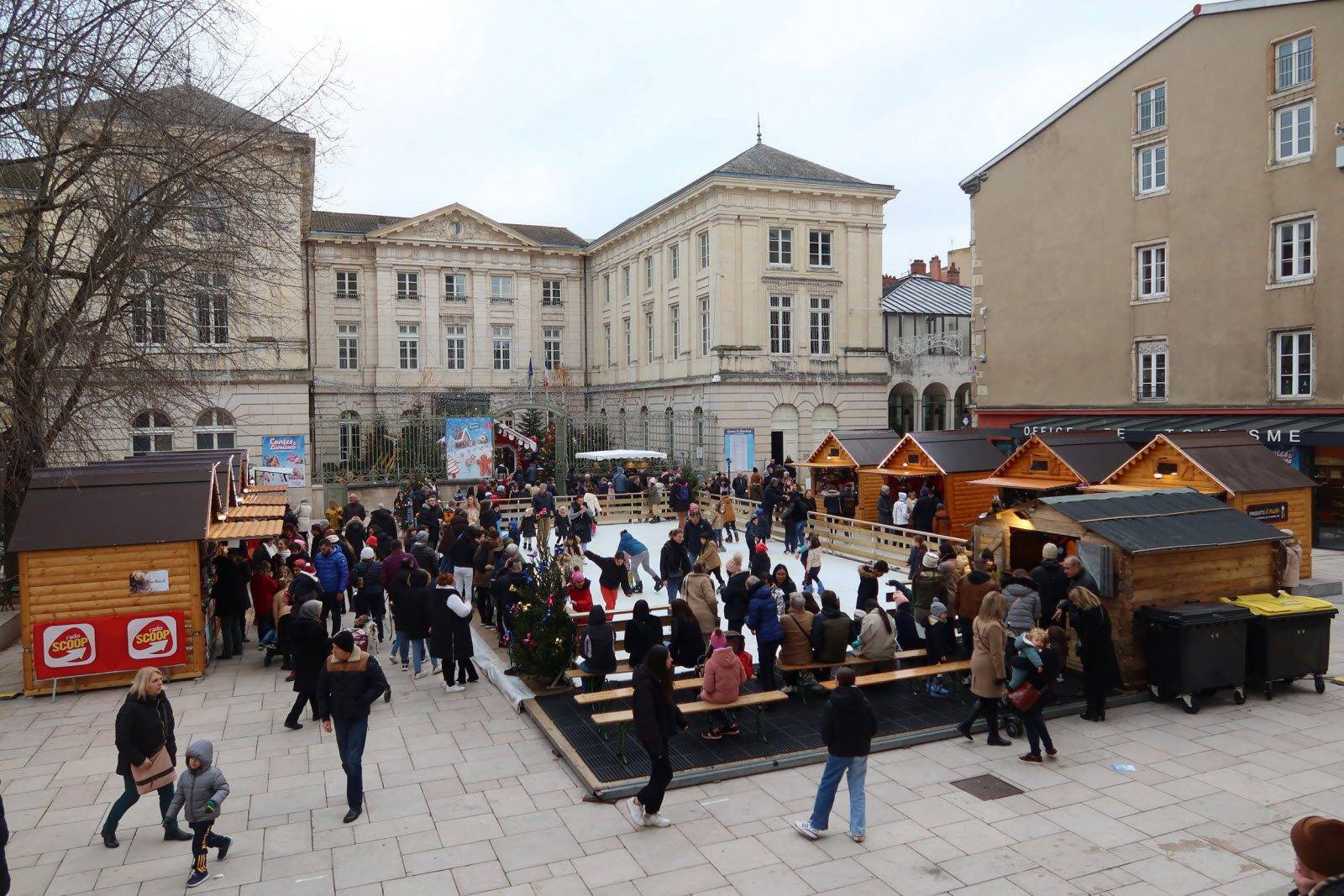 Marché de Noël de Mâcon avec ses chalets illuminés, animations festives et ambiance conviviale sur l’esplanade Lamartine et dans le centre-ville