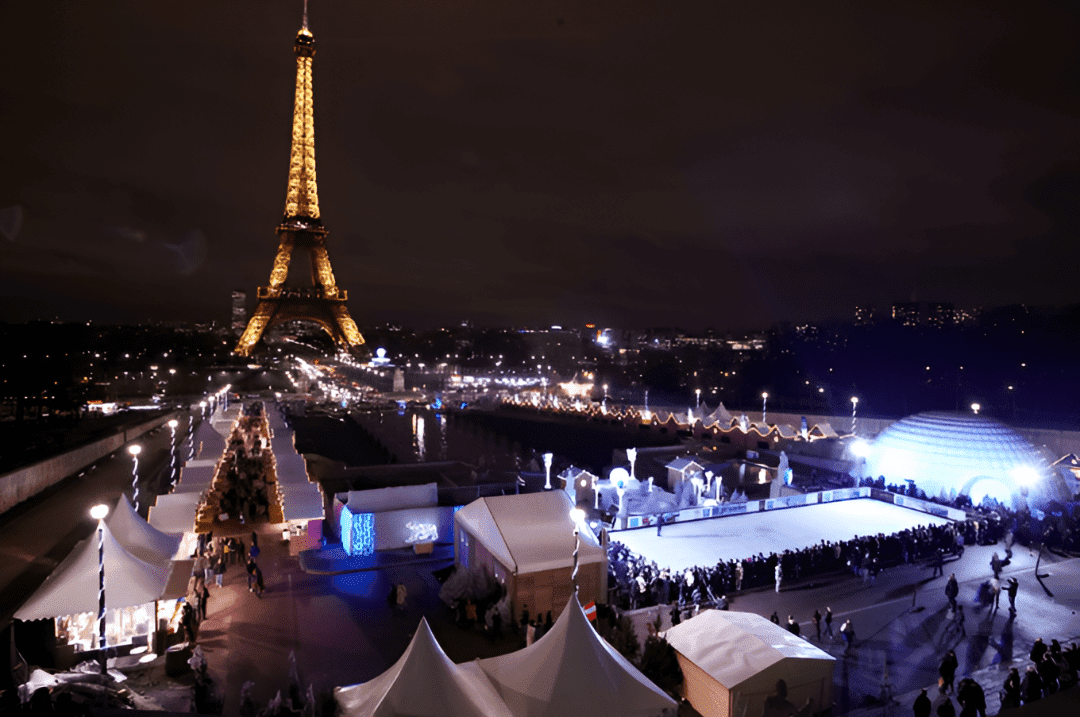 Marché de Noël du Trocadéro à Paris avec ses chalets traditionnels, illuminations festives et vue sur la Tour Eiffel en arrière-plan